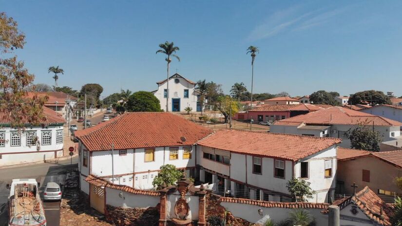 O processo inclui extração do minério, britagem, moagem e tratamento químico até obter ouro puro