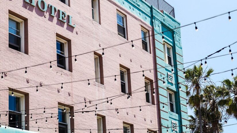 Entre as suas recomendações mais importantes, Walder destaca a escolha criteriosa do quarto de hotel / Freepik