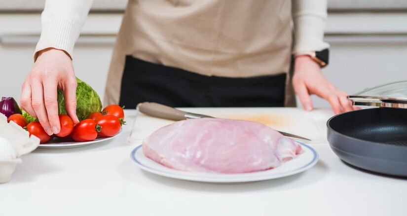 Outro passo indispensável na limpeza de frango é deixá-lo de molho em uma solução de água fria, sal e uma colher de vinagre ou suco de limão, por cerca de 15 minutos / Freepik