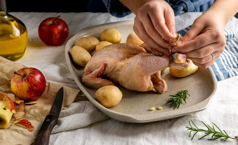 A primeira recomendação para a limpeza de frango é lavar bem as mãos com água morna e sabão, esfregando por pelo menos 20 segundos antes e depois de manusear a carne / Freepik