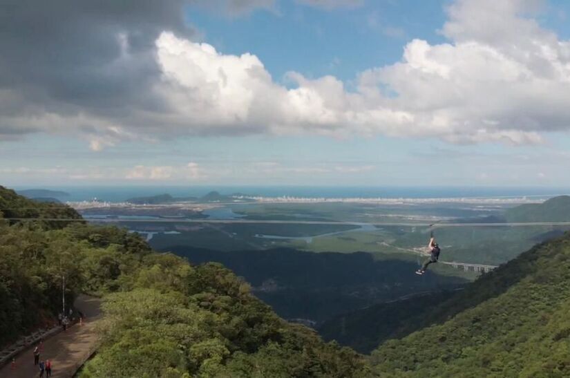 Ela é uma cadeia montanhosa que se estende por aproximadamente 1500 km ao longo da costa brasileira