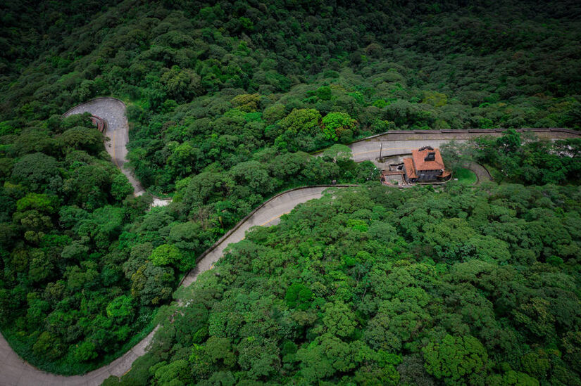 Em São Paulo, a Serra do Mar se eleva abruptamente do nível do mar a altitudes superiores a mil metros em poucos quilômetros