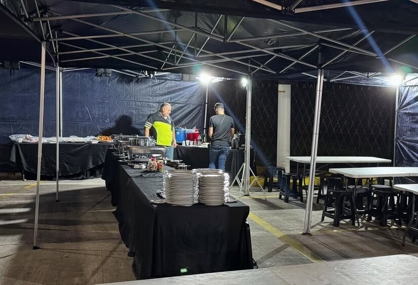 Profissinais trabalhando no set do filme 'Se Não Eu Quem Vai Fazer Você Feliz" (Foto: Reprodução/Instagram)