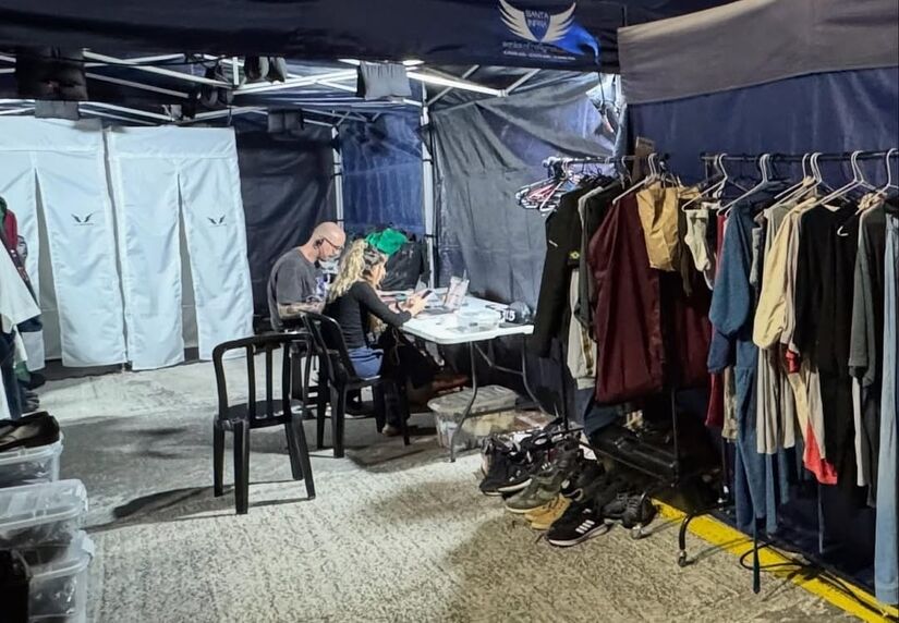 Profissinais trabalhando no set do filme 'Se Não Eu Quem Vai Fazer Você Feliz" (Foto: Reprodução/Instagram)