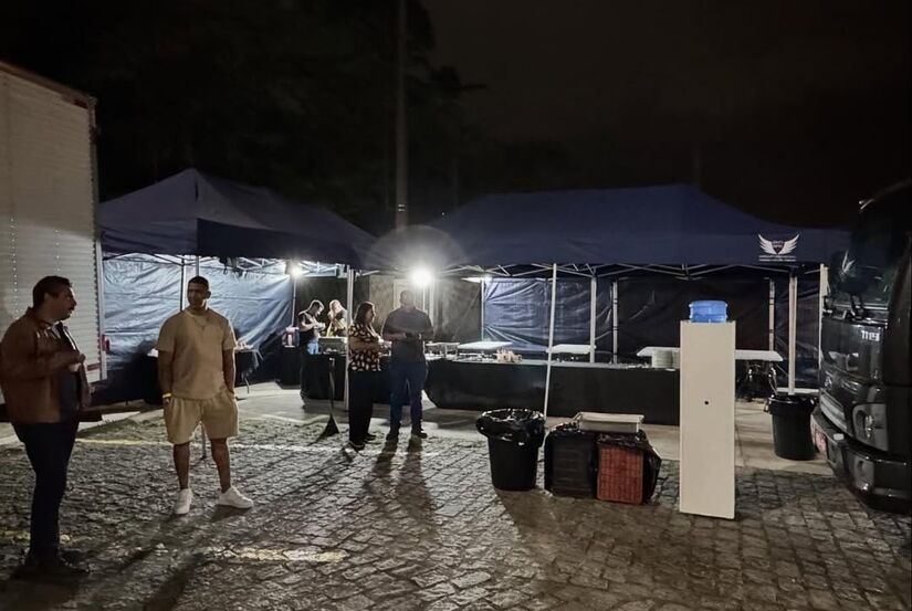 Profissinais trabalhando no set do filme 'Se Não Eu Quem Vai Fazer Você Feliz" (Foto: Reprodução/Instagram)