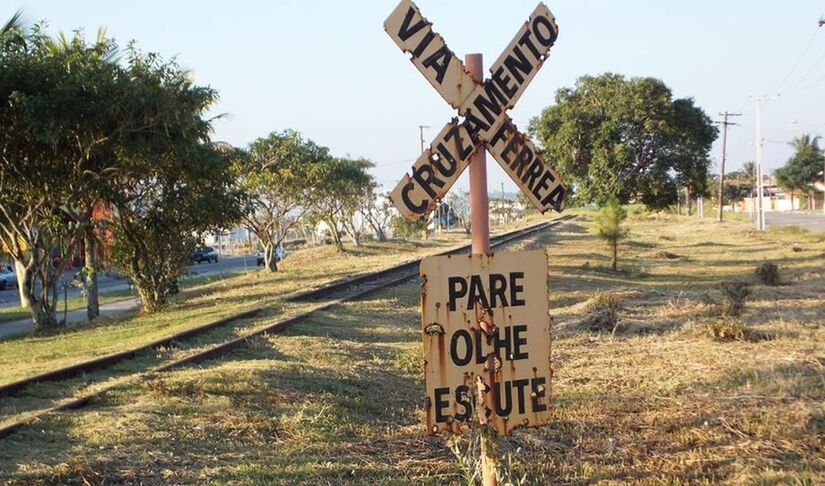 Uma ferrovia histórica e abandonada pode receber trem e VLT no litoral de São Paulo / Márcio Ribeiro/DL