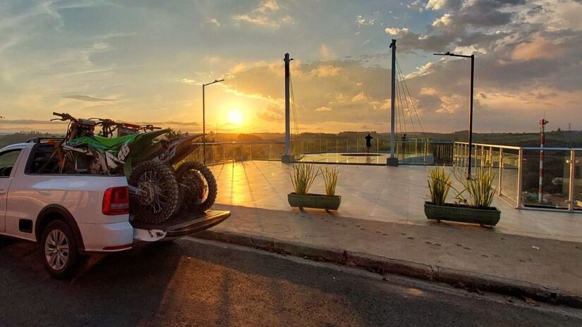 Plataforma de vidro com vista panorâmica da cidade e das serras, ponto de parada de motociclistas no interior paulista/ Edil Araújo/Prefeitura de Ribeirão Grande