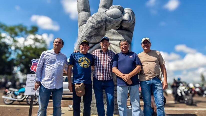 Escultura de 4,5 metros simboliza o cumprimento biker e marca a entrada do Parque do Peão/ Mathias Luiz/Prefeitura de Barretos