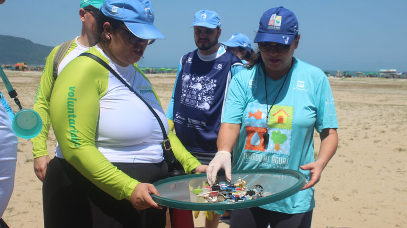 Logo pela manhã, a Praia do Gonzaga recebeu um dos mutirões / Divulgação