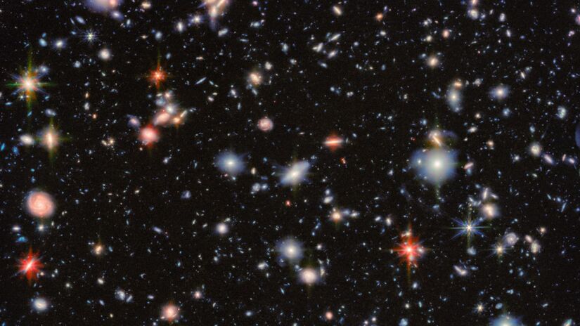Com o olhar do Webb, esse campo legado se revela de um jeito totalmente novo: galáxias antes escondidas aparecem, trazendo insights incríveis sobre como as primeiras estruturas do cosmos se formaram / ESA/Webb, NASA & CSA, G. Östlin, PG Perez-Gonzalez, J. Melinder, Colaboração JADES, M. Zamani (ESA/Webb)