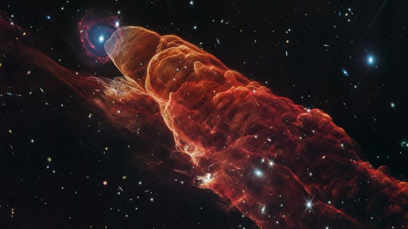 Este fluxo de uma estrela em formação dá a este objeto Herbig-Haro (HH 49/50) o seu apelido de 'tornado cósmico' / NASA, ESA, CSA, STScI.