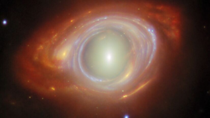 O que parece uma única galáxia são, na real, duas bem distantes! A mais próxima brilha no centro, enquanto a mais distante cria o incrível 'anel de Einstein' ao seu redor / ESA/Webb, NASA e CSA, G. Mahler Agradecimentos: MA McDonald