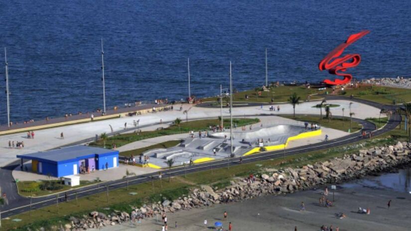 Conhecido como Novo Quebra-Mar, o espaço reúne esporte, lazer e a escultura de Tomie Ohtake, tornando-se ponto turístico para motociclistas e visitantes/ Tadeu Nacimento/Turismo Santos