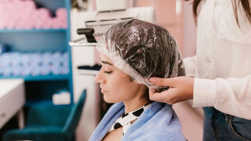 Doenças do couro cabeludo também podem provocar  cabelos brancos precoce, como é o caso de infecções, alopecia areata e tinea capitis ou "tinha da cabeça" - Pexels 
