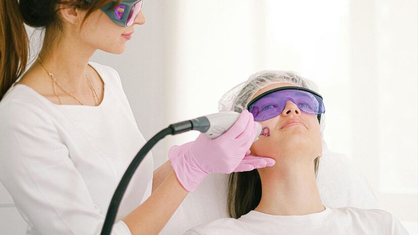 Jovens podem utilizar o botox para entardecer os efeitos das rugas mas essa condição é recomendada a partir dos 20 anos - Pexels