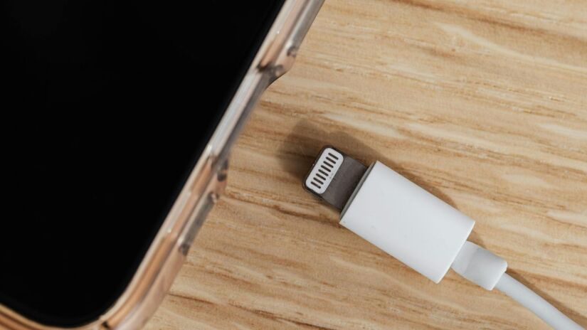 2  Use o carregador correto: Apostar em um bom carregador protege o telefone e a bateria, evitando superaquecimento e danos. Cada dispositivo é projetado para receber uma voltagem e amperagem específicas; usar um carregador inadequado pode acelerar a degradação e encurtar a vida útil da bateria - Pexels
