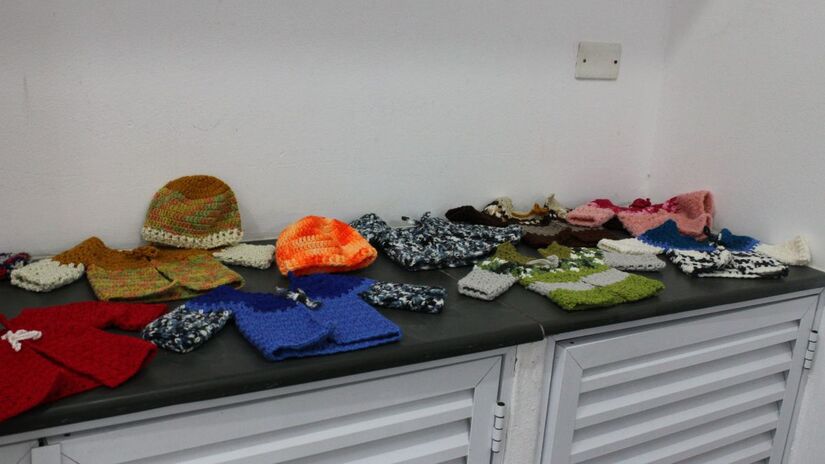 O grupo mantém um estoque com cerca de dez kits de enxoval prontos para doação, quando há sobras, as peças são encaminhadas a hospitais ou outras instituições / Júlia Morgado/Diário do Litoral