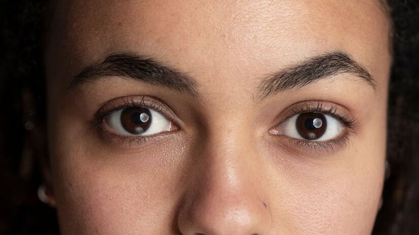 Fechar os olhos e direcionar o olhar para cima, para baixo, para a esquerda e, em seguida, fazer um círculo no sentido horário/ Freepik