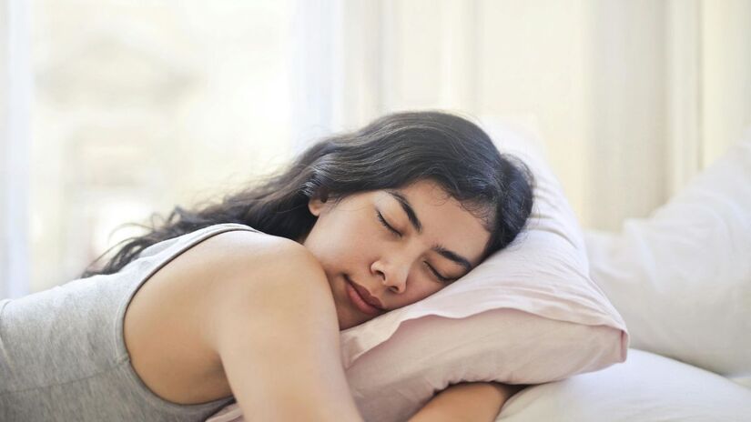 Dormir de bruços pode reduzir o ronco mas comprime órgãos digestivos como estômago, fígado e intestino - Pexels
