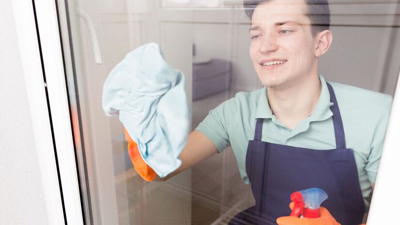 Segundo passo: aplicar um ácido, que pode ser vinagre de limpeza ou vinagre industrial. Depois, esfregar e enxaguar o box com um pano de microfibra até que fique limpo