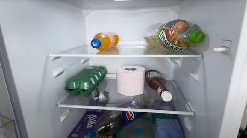 Dentro da geladeira, o rolo de papel higiênico atua como um desumidificador natural, absorvendo a umidade em excesso/ Reprodução Youtube/Clever Hacks 