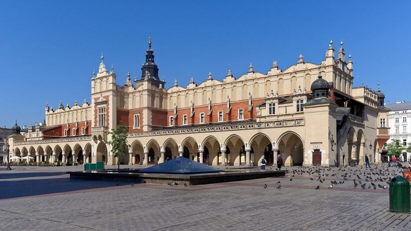 Sukiennice, construção renascentista que marca a Praça do Mercado, rodeada de casas burguesas/ Jakub Hałun/Wikimedia Commons