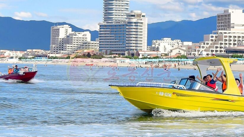 O novo resort no litoral tem 4 km de praias, hotéis, restaurantes, shoppings e parque aquático, com capacidade para receber até 20 mil pessoas, de acordo com a imprensa estatal / KCNA