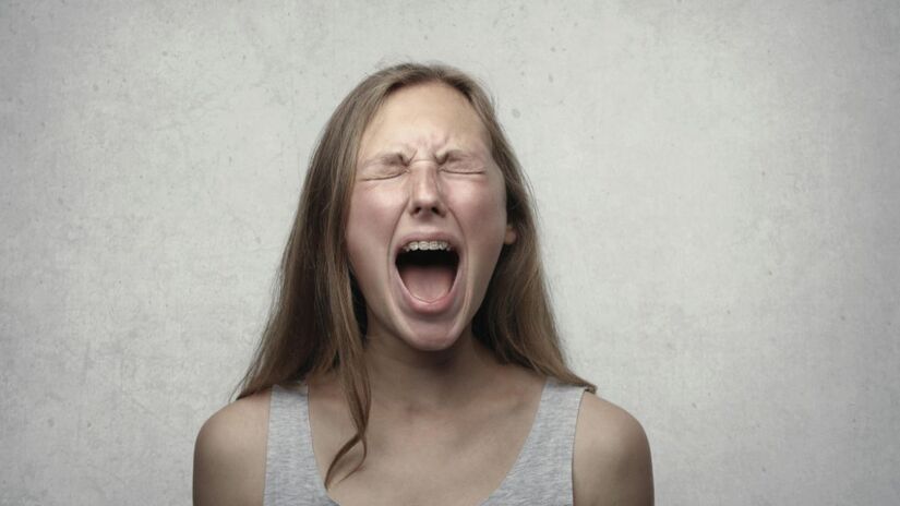 Entre os sintomas mais comuns, destacam-se: Alterações de humor - Pexels