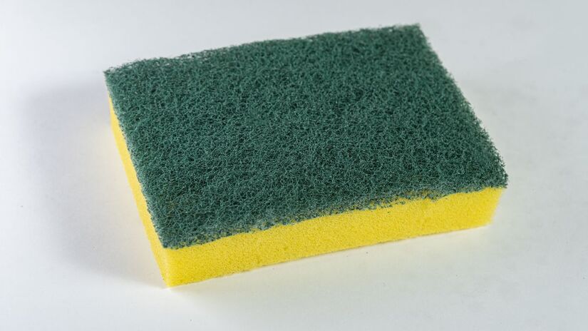 O método consiste em colocar esponjas de cozinha nas gavetas e prateleiras do congelador ou geladeira, aproveitando a capacidade absorvente do material para reduzir a umidade interna do eletrodoméstico / Freepik/Mateus Andre