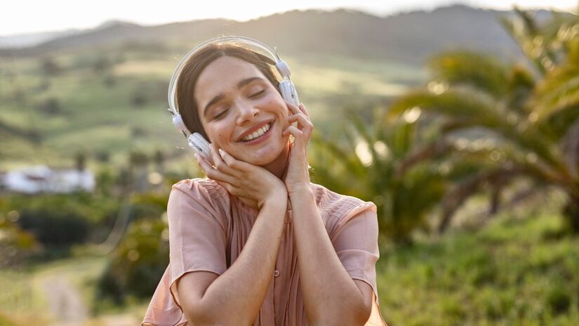 Outro ponto avaliado no questionário é a regulação do humor, em outras palavras, o uso da música como ferramenta emocional: ouvir para relaxar, aliviar o estresse ou melhorar o humor. Mostra como a música atua como um "regulador natural" do bem-estar/ Freepik