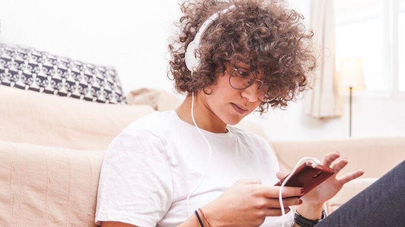 A busca por novas músicas, nele o BMRQ investiga o impulso de explorar sons inéditos  descobrir artistas, gêneros ou playlists diferentes. Essa curiosidade musical indica o quanto o cérebro associa novidade sonora a prazer e recompensa/ Freepik