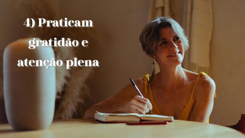 Não é preciso sentar de pernas cruzadas no alto de uma montanha para praticar atenção plena. Basta apreciar as pequenas coisas e o momento presente, pessoas com estabilidade mental focam mais no que ainda têm do que no que já perderam. Pesquisas mostram que a gratidão ajuda a reprogramar o cérebro para notar os aspectos positivos, reduzindo o estresse e melhorando o bem-estar geral. Um modo de fazer isso pode ser anotar três pequenas coisas que é grato ao fim do dia/ Los Muertos Crew/Pexel