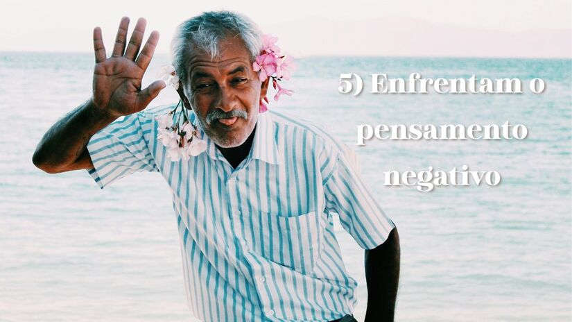 É fácil, com a idade, cair em uma mentalidade de declínio  dizer "estou velho demais para isso" ou "meus melhores anos ficaram para trás". Mas pessoas mentalmente fortes não deixam esses pensamentos dominarem. Os psicólogos chamam isso de reformulação cognitiva: olhar a mesma situação sob outro ângulo. Em vez de pensar "não consigo mais fazer isso", elas dizem "ainda consigo, só de um jeito diferente". Essa pequena mudança muda tudo. A resiliência não é fingir que nada de ruim acontece  é se reerguer rapidamente quando acontece/ Kader Azra Namuslu/Pexel