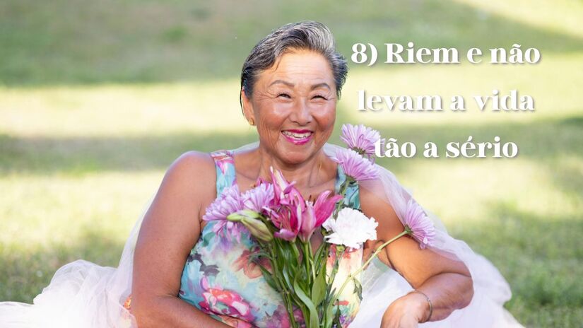 Rir é remédio, não sabia? Pois é, o riso libera hormônios do bem-estar como dopamina e endorfina, além de reduzir o estresse e a pressão arterial. Pessoas mentalmente fortes entendem que, embora a vida possa ser difícil, ela também é cheia de momentos absurdos e engraçados. Quando você aprende a rir de si mesmo e das surpresas da vida, diminui o peso do medo e do arrependimento/ Ayumi Photo/Pexel