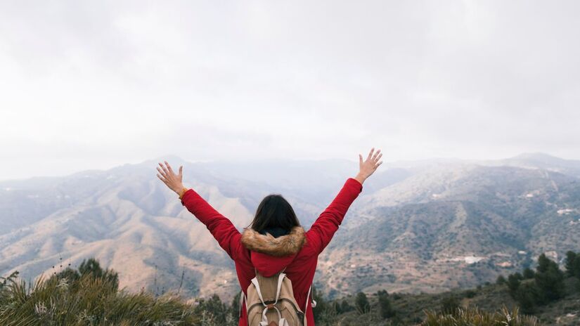 Em locais de alta altitude, o índice de radiação UV é mais elevado e o ar frio tende a ressecar a pele com facilidade. Por isso, o ideal é usar protetor solar FPS 50+ obrigatoriamente e optar por cremes mais densos e nutritivos/ Freepik