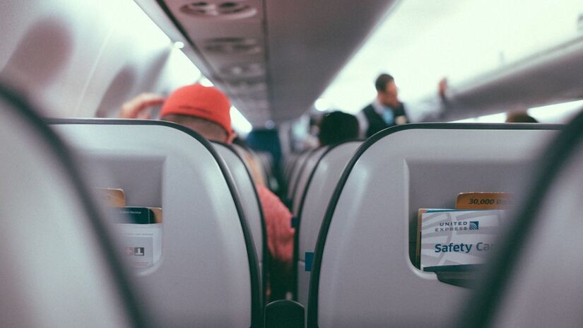 Durante voos longos, o ar seco dentro do avião provoca uma desidratação intensa. Antes de embarcar, aplique um bom hidratante e protetor solar, e durante o voo mantenha a hidratação com água termal em spray, evitando o uso de maquiagem/ StockSnap/Pixabay