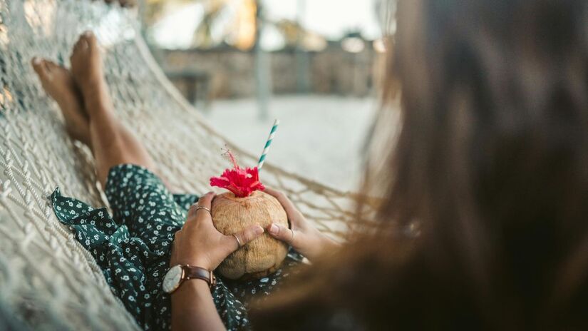 Já em destinos tropicais, é importante redobrar a atenção: a alta umidade favorece o surgimento de fungos e irritações. Nesses casos, prefira roupas e calçados leves e respiráveis, que permitam a ventilação da pele/ Taryn Elliott/Pexels