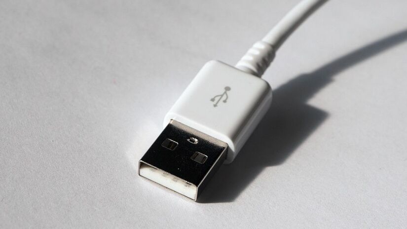 Com a porta USB, é possível navegar na internet usando teclado e mouse conectados diretamente à TV/Pixabay