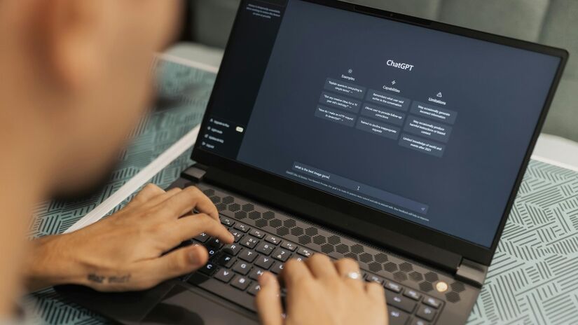 Hoje, o ChatGPT é usado em educação, jornalismo, negócios e até na produção de conteúdo digital / Pexels