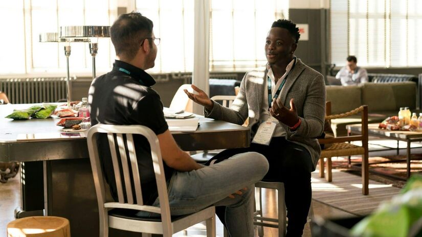 Ouvir com atenção é tão importante quanto falar para construir conexões genuínas / Pexels