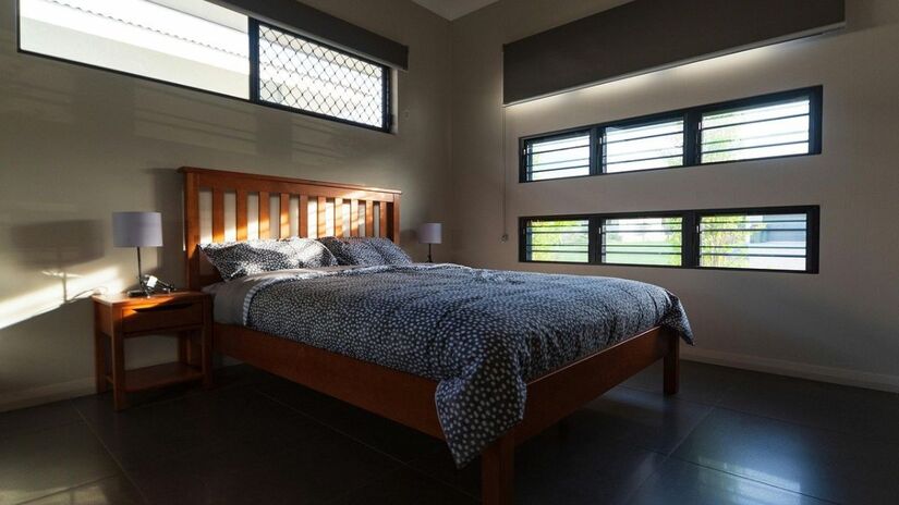 Cabeceiros flutuantes ajudam a ampliar o espaço do quarto e deixam o ambiente mais leve/Pixabay