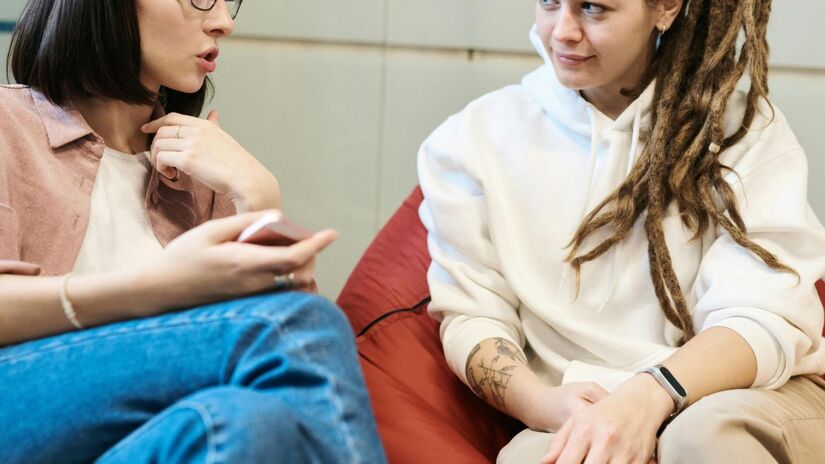 Trocar de assunto é saudável: Conversas que mudam de tema com frequência tendem a ser mais leves, divertidas e envolventes, sem perder profundidade - Pexels
