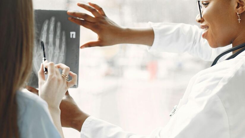 Exames que salvam vidas: Testes simples de urina e sangue podem detectar precocemente alterações nos rins e evitar complicações graves. / Pexels
