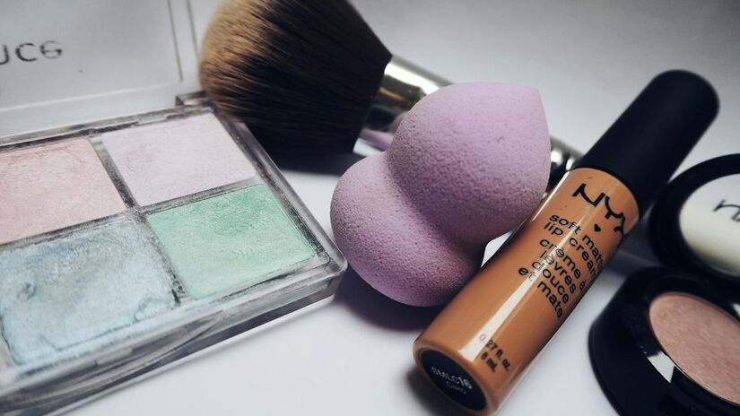 Segmento de perfumaria: Perfumes masculinos e femininos clássicos, kits de fragrâncias com body lotion e sabonetes, óleos essenciais e aromaterapia, velas perfumadas de luxo, conjuntos de maquiagem e cuidados pessoais - Pexels