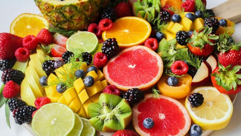Alimentos leves e refrescantes, como frutas e saladas, ajudam a repor vitaminas e minerais / Pexels