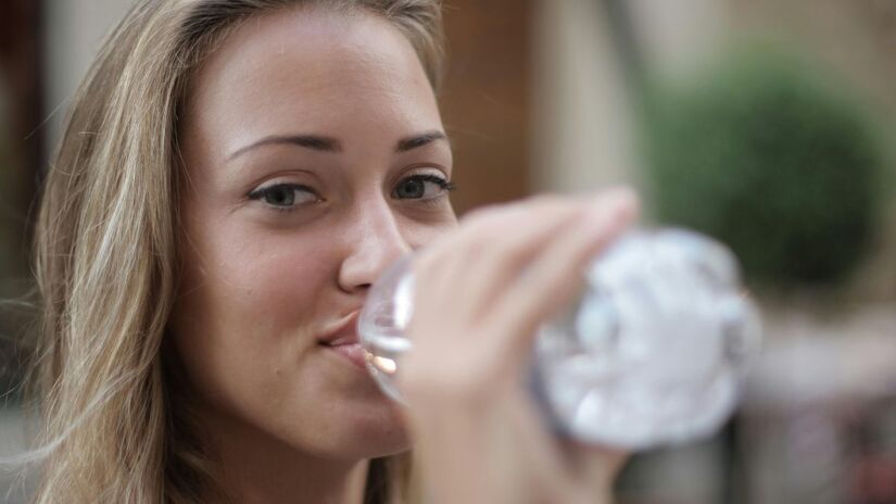Hidrate-se: beber água regularmente ajuda a manter o corpo fresco e previne a desidratação / Pexels
