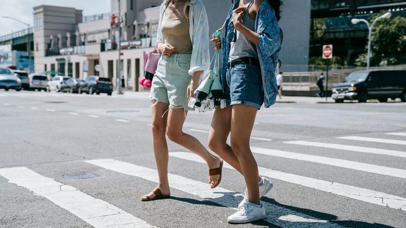 Prefira roupas leves e tecidos claros para enfrentar o calor sem sobrecarregar o corpo / Pexels