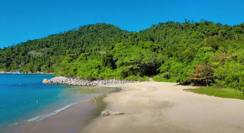 A explicação está em um processo essencial para o funcionamento da usina. Para gerar energia, o sistema utiliza vapor, que precisa ser resfriado antes de retornar ao ciclo - Rio para pobres