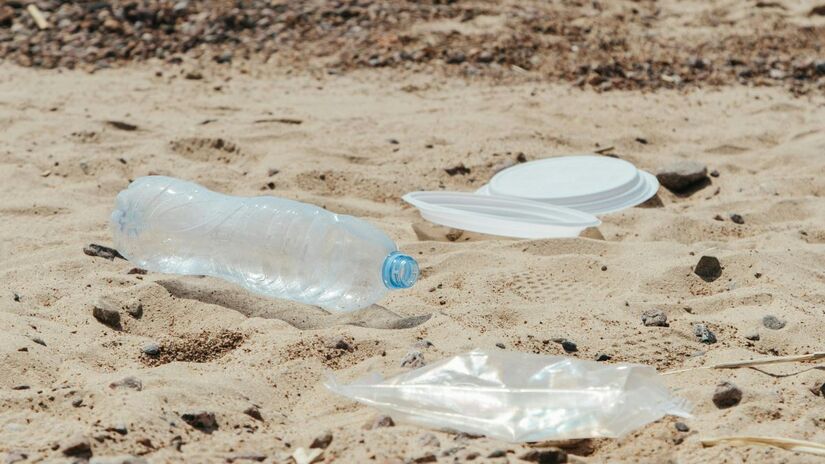 Fragmentos invisíveis, impacto real: estudo revela que quase 70% das praias brasileiras estão contaminadas por microplásticos, partículas menores que um grão de arroz. / Pexels