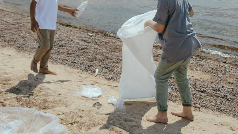 Areia poluída: a praia de Barrancos (PR) registrou mais de 3 mil fragmentos por quilo de areia  a maior densidade do país. / Pexels